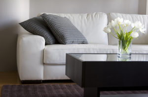 Weiße Couch im Wohnzimmer