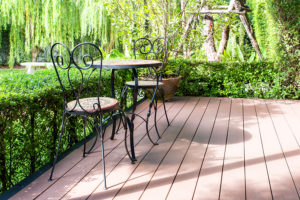 Holzterrasse im Garten mit Gartenmöbeln